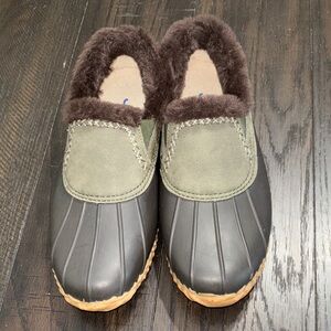 JBU Kids' Gray and Green Slippers